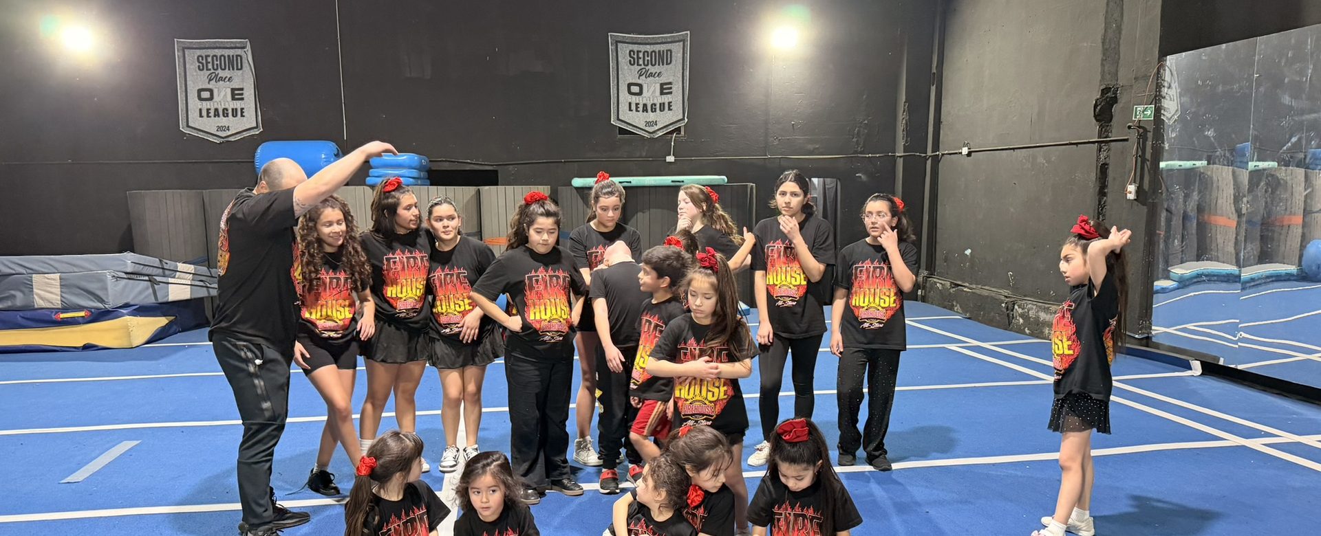El equipo de Firehouse junto a su coach después de un entrenamiento