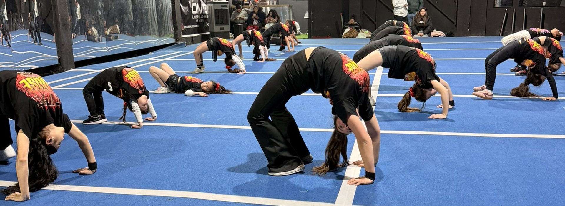 Deportistas de Firehouse trabajando gimnasia de suelo durante un entrenamiento