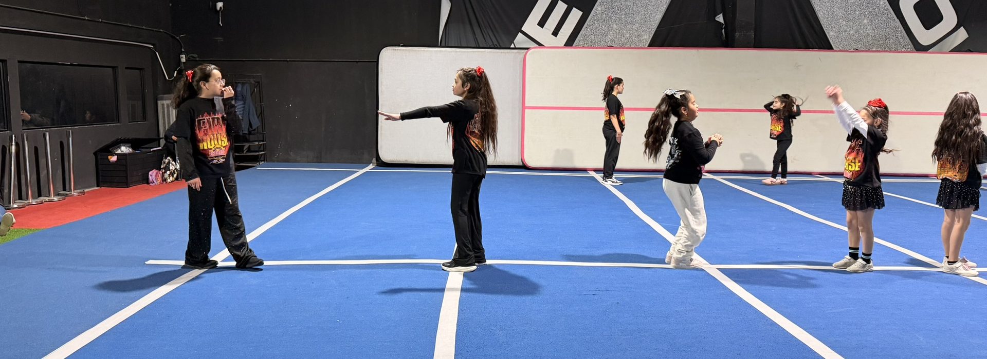 Equipo de Firehouse practicando motions en el tapete