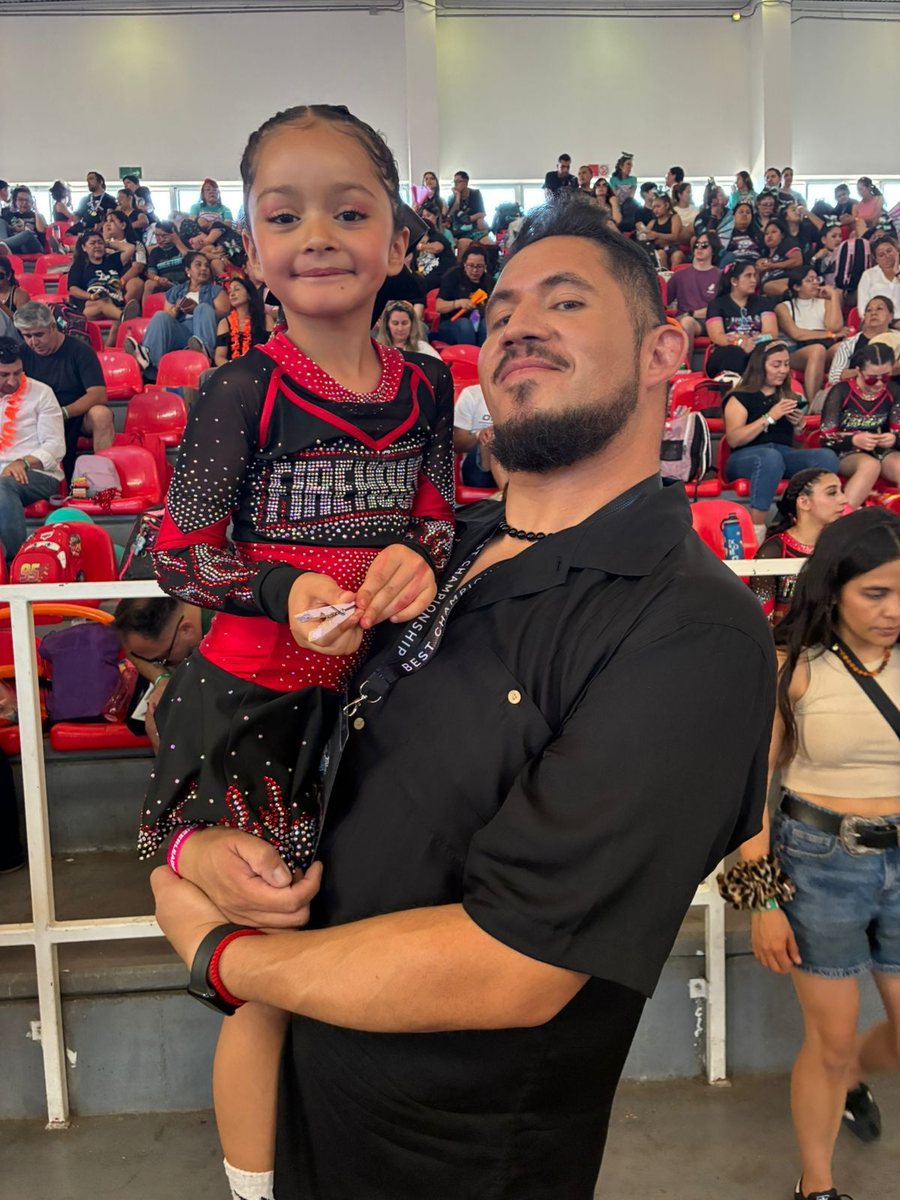 Benjamín Beltrán, head coach de Firehouse Cheer, con una deportista de la academia