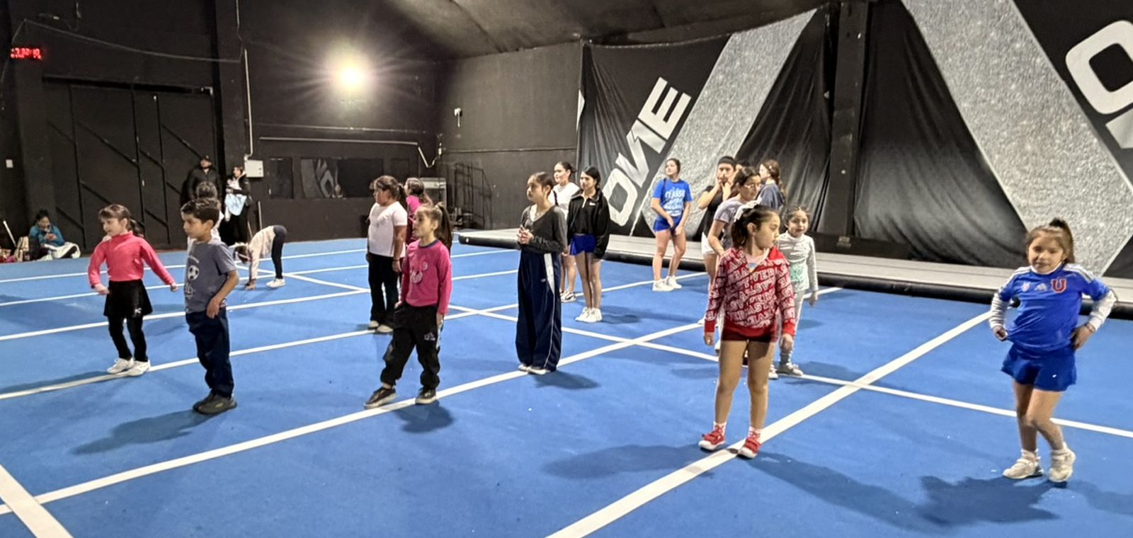 Deportistas de todas las edades entrenando juntos en el mismo tapete