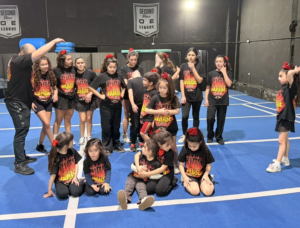 Deportistas de Firehouse con la polera de la academia en el gimnasio